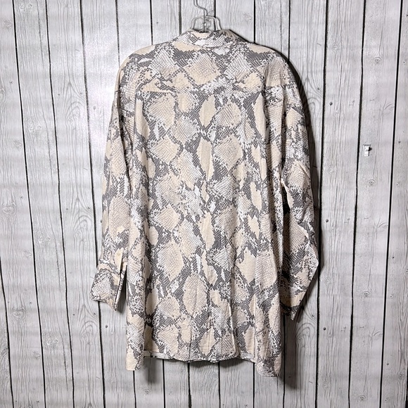 H&M snake print long button front tie front top size small - Picture 10 of 12